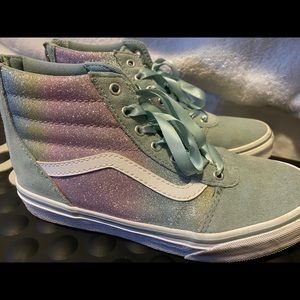 Vans everyday adorable shoes! Only worn 2x and I’m excellent condition.